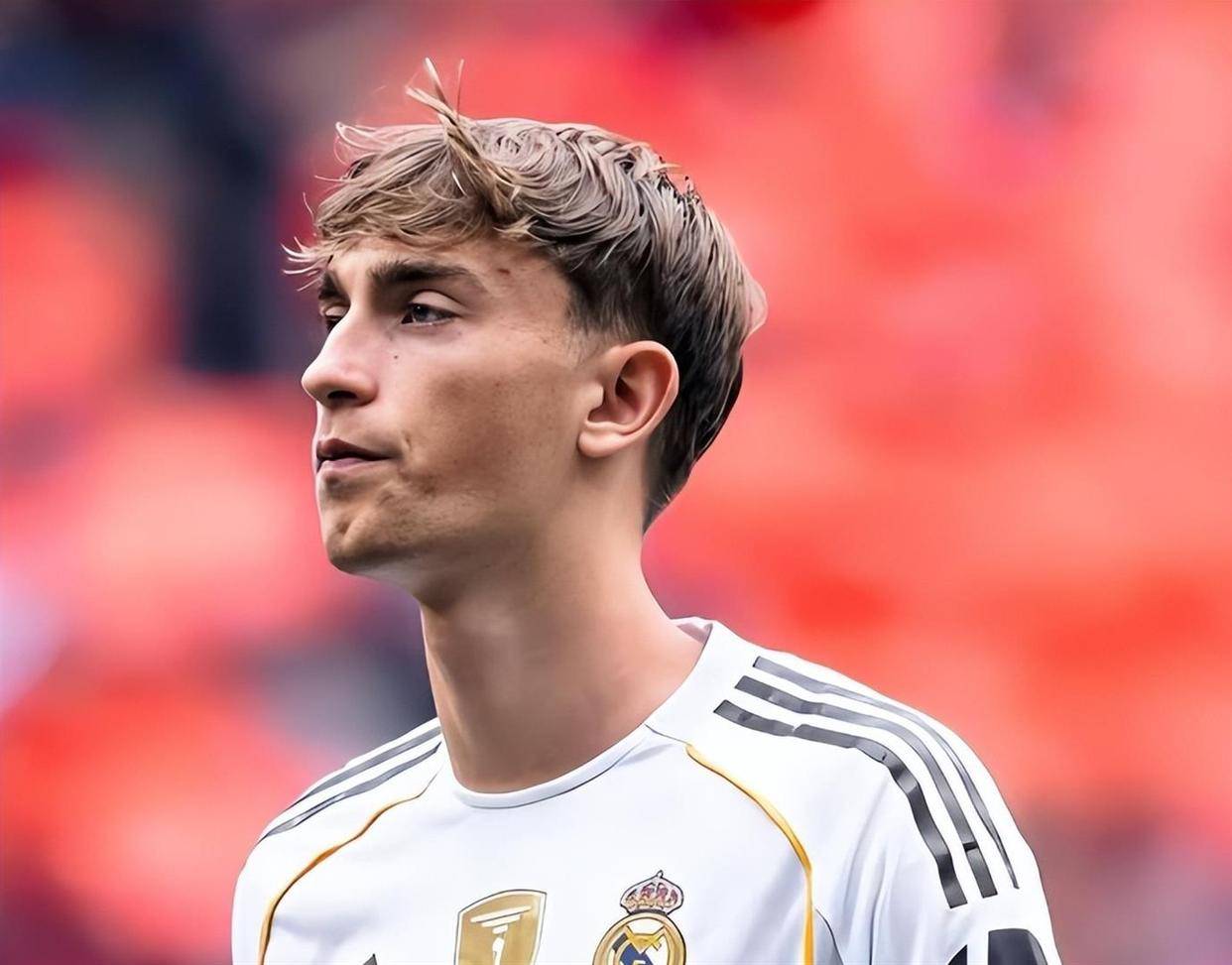 同样是西甲豪门,巴萨穿中文球衣入场庆祝新年,皇马虚假道歉引球迷不满